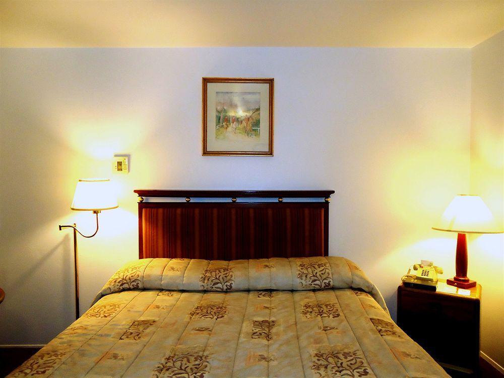Maple Inn And Suites لوس بانوس المظهر الخارجي الصورة